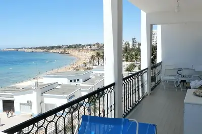 Image de T2 sur l'avenue Marginal, face à la mer, place de parking