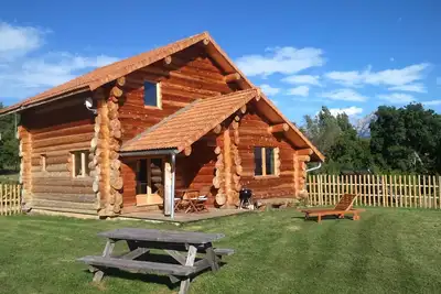 Image de chalet en rondins dans les alpes du sud