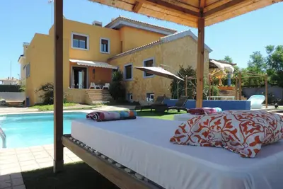 Image de Maison confortable dans un quartier calme près de la mer avec Wifi Gratuit