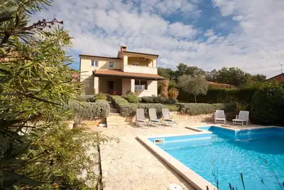 Villa Sofia: piscine privée, jardin arboré, vue sur la mer