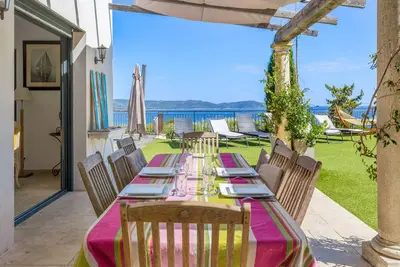 Image de Villa piscine chauffée, vue mer à 180°, accès mer à pied.
