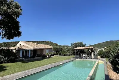 Image de Villa récente avec piscine privée