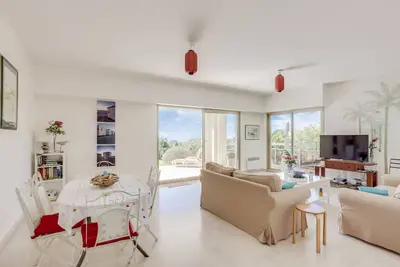 Image de *Cannes Appartement le Mayflower terrasse, Jardin, piscine, vue mer, calme