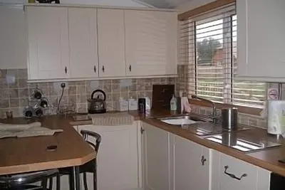 Image de Chalet sur petit site paisible avec piscine extérieure chauffée commune.