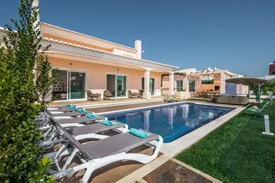 7 Bedroom Villa Albufeira with Private*Heated Pool*(on request)+Jacuzzi