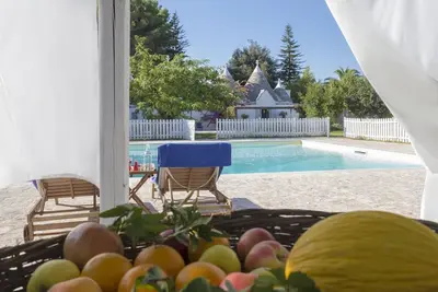 Image de Trullo luxueux avec grande piscine et jardin. Super endroit.