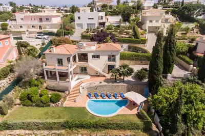 Image de Belle villa tranquille avec piscine privée et jardins privés