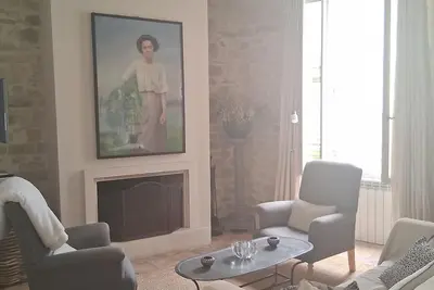 Image de belle maison de village en pierre, conçue et meublée de très haut niveau