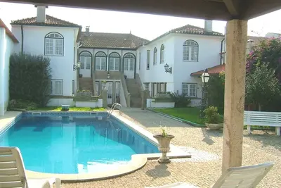 Image de Manoir confortable avec piscine, pour les grands groupes. Plages à 6 km.