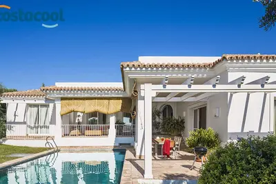 Image de Villa de luxe avec piscine privée à côté de cours de golf