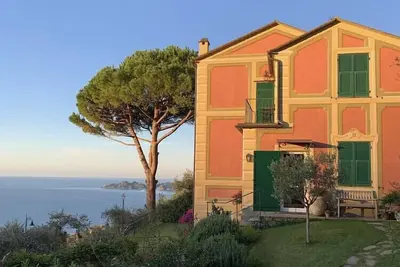 Image de Villa entourée de verdure avec vue mer sur le golfe de Portofino