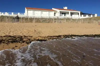 Image de villa les pieds dans l'eau 12 couchages salon séjour cuisine  vue mer 5 chambres