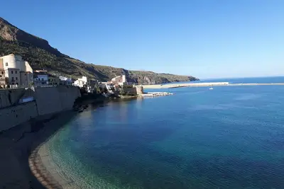 Image de maison dans la vieille ville avec vue sur la mer et une belle terrasse