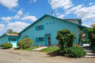 Image de Appartement 2 pièces entouré d'un grand jardin avec piscine
