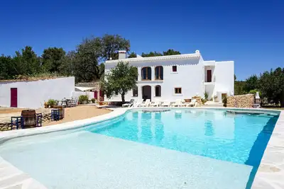 Profitez et détendez-vous. Situé au centre ville avec piscine privée, Wifi, A / C