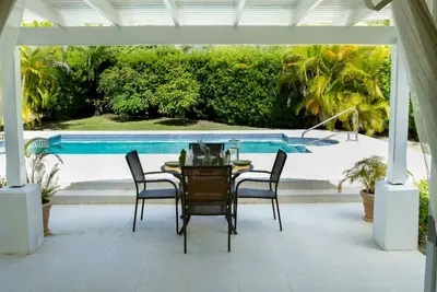 Image de Spectaculaire villa avec des portes électroniques, piscine privée et Jardins tropicaux
