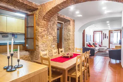 Image de Au Chiado, coeur de Lisbonne, l'espace et le confort d'un appartement familial.