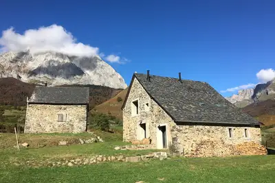 Image de Superbe bergerie dans le cirque de Lescun avec vue sur les aiguilles d’Ansabère.