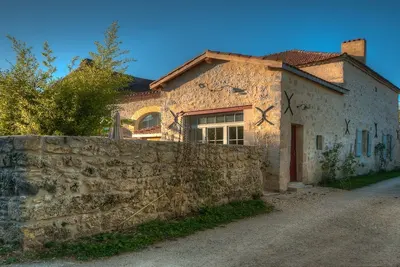 Image de Maison de charme du 18ème siècle situé  près du château de Larressingle (Gers)
