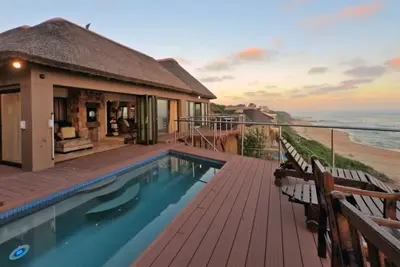 Image de Une maison exclusive et vaste de quatre chambres / quatre salles de bain sur le front de mer