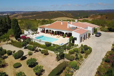 Image de Villa (terrain cloturé d'un ha - situation calme)