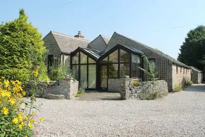 Un seul architecte de plain-pied dans la propriété conçue village paisible Yorkshire