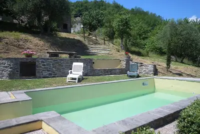 Image de Petite villa privée dans Hill Village, piscine et jardin, Bagni di Lucca, Toscane Ital