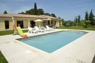 Image de Villa haut de gamme avec piscine, au calme