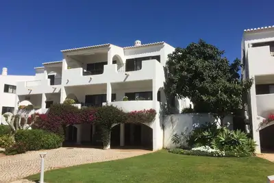 Image de 1st Flr Appartement vue sur la mer situé dans jardins Avec piscine communautaire extérieure