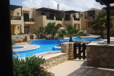 Maison de vacances familiale dans un magnifique parc et environnement de piscine près de la mer