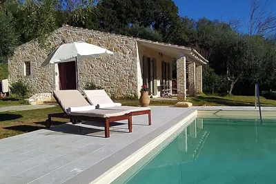 Image de \"Piccolo Paradiso\", élégante villa en pierre pour 6 personnes (2 chambres), près de la plage d'Issos