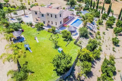 Image de 4bdr Villa familiale avec 400 m². m. aire de jeux, piscine privée chauffée