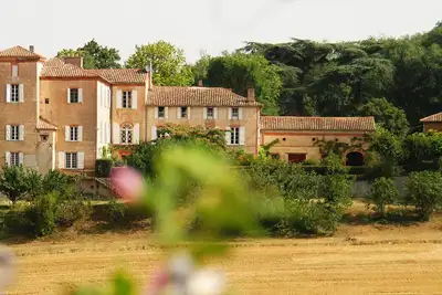 Image de Château situé dans une campagne vallonnée de forêts 15 chambres