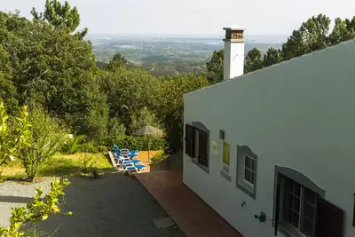 Image de Belle villa avec piscine et vue imprenable sur la côte.