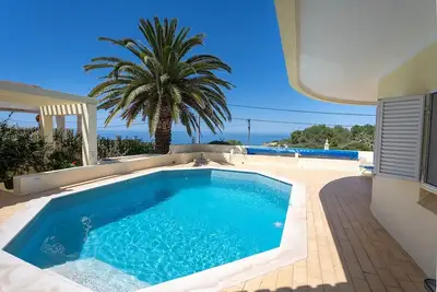 Image de Superbe villa avec vue imprenable sur la mer et piscine privée chauffée