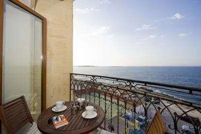 Image de L'Ascot par la mer