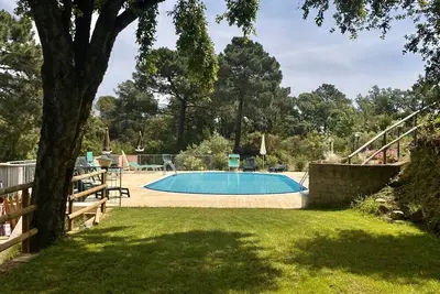 Image de 5 appartements de deux et trois chambres (4 à 7 lits) avec piscine privée près de la plage