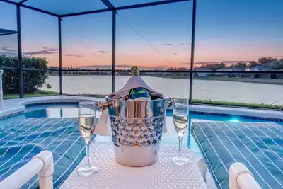 Image de 2 maîtres, bain à remous, salle de jeux, vue imprenable sur le lac, Disney à seulement 4 miles! !