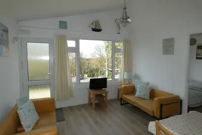Image de Beau bungalow lumineux, intérieur côtier de bon goût. Piscines intérieure / extérieure Gratuites.