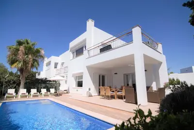 Image de Villa de luxe avec piscine près de la marina. Maison luxueuse avec piscine près du port