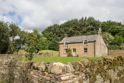 Image de Cottage construit en pierre individuelle avec grand jardin clos et zone de lac privé