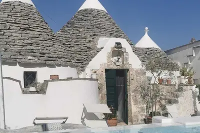 Image de Trulli Original Avec Mini Piscine