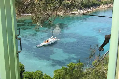 Image de Vilavala: Niché dans une pinède odorantes-dessus des eaux bleues scintillantes de la mer Égée