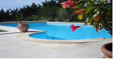 Image de Proche de Vallon : Villa avec piscine privée et terrain de pétanque