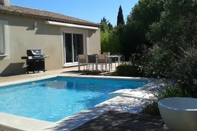 Image de Maison avec piscine privée récente quartier résidentiel proche centre ville