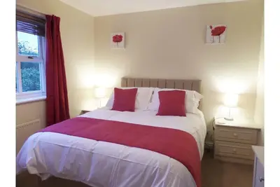 Image de Près du centre-ville de Chester avec parking privé et jardin dans un quartier calme