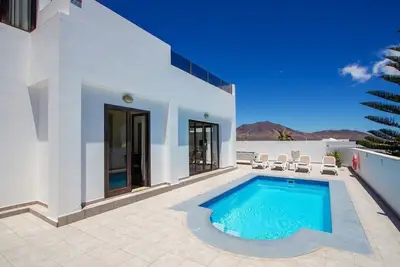 Image de Moderne, Villa de luxe avec bain à remous sur le toit terrasse, piscine privée et table de billard