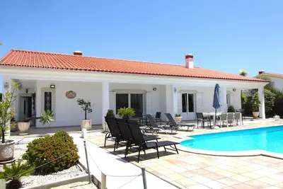 Image de Immaculate Villa Avec Quatre Chambres Et Piscine