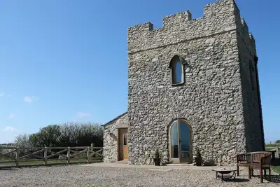 Image de Folie en pierre classée avec des caractéristiques gothiques originales