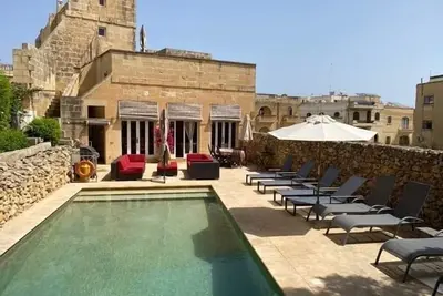 Image de Spacieuse, belle villa, grand jardin et piscine, comme à la maison